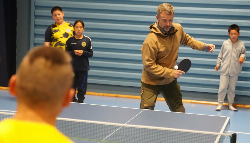Kongeparret lagde vejen forbi en idrætshal i den grønlandske by Narsaq lørdag, hvor kong Frederik på flere billeder ses spille bordtennis.