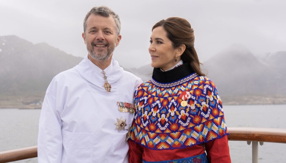 Frederik og Mary ses her under deres netop afsluttede besøg i Grønland. I morgen tirsdag rykker de ind på Gråsten Slot