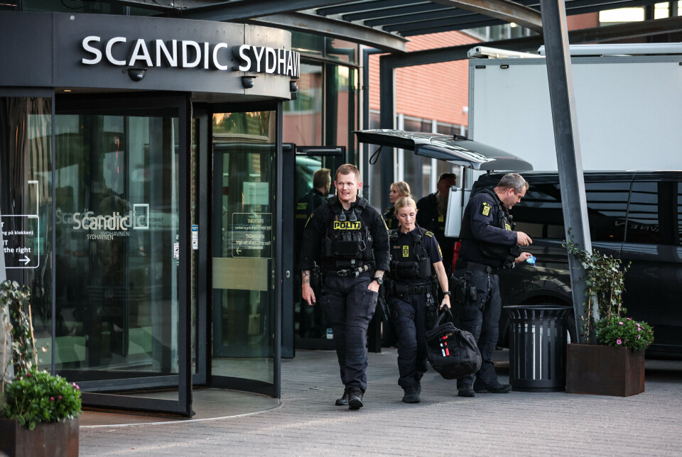 Politiet er til stede på Hotel Scandic Sydhavnen i København tirsdag morgen, efter af en person natten til tirsdag blev fundet død på hotellet.