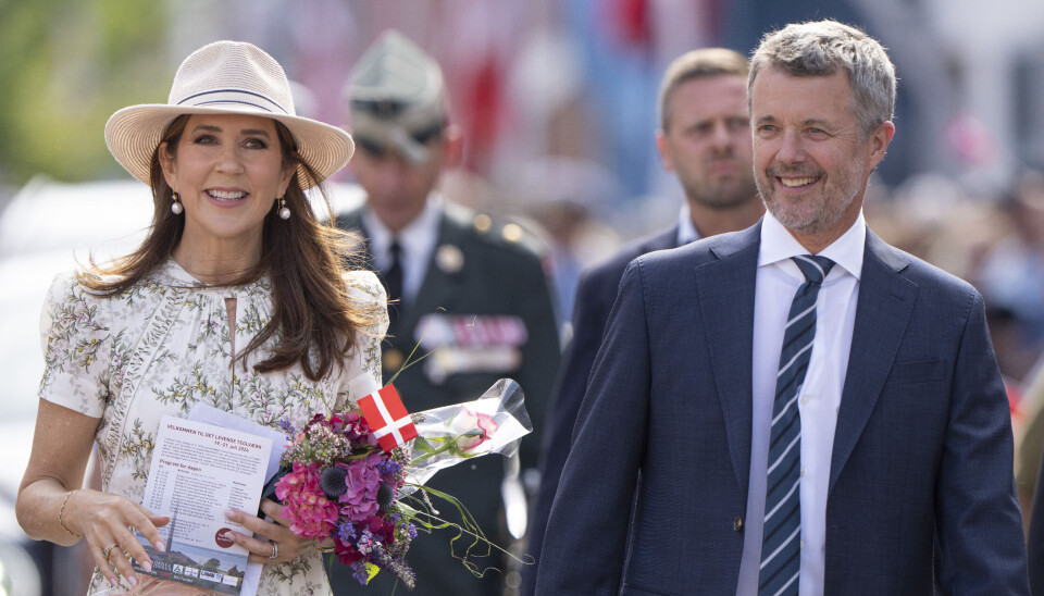 Kong Frederik X og dronning Mary ankommer til Graasten Torv i forbindelse med deres residensforlæggelse til Graasten Slot.