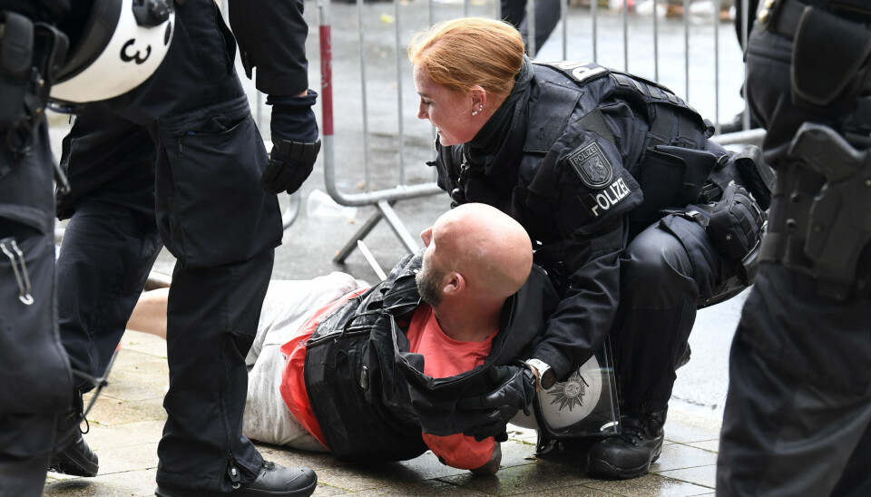 Politiet skred ind over for flere uromagere før EM-semifinalen mellem Holland og England.