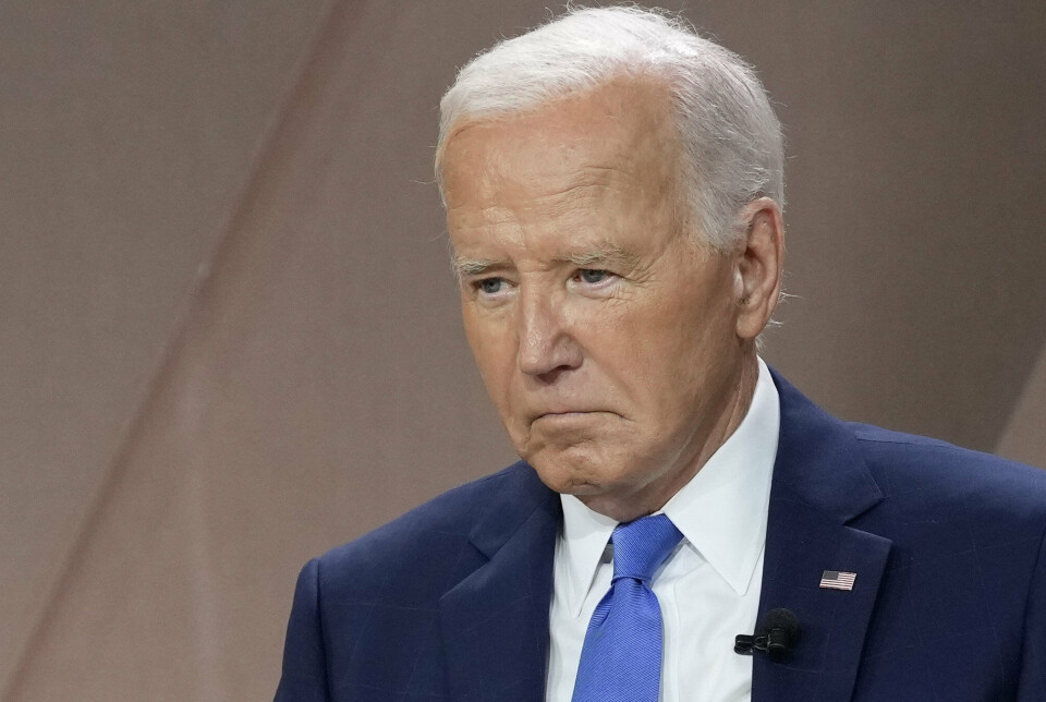 Præsident Joe Biden lytter torsdag under et møde i Washington med Ukraines præsident, Volodymyr Zelenskyj. Lidt senere venter et pressemøde, hvor han vil blive mødt med spørgsmål om, hvorvidt han er i stand til at være præsident i endnu en periode.