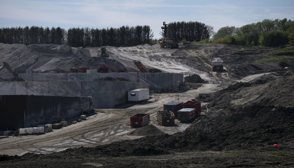 Randers Kommune har i flere måneder arbejdet ved Nordic Waste i Ølst, hvor der i 2023 opstod et stort jordskred. Nu udfordres arbejdet af udsigten til en stor mængde regnvand. (Arkivfoto).