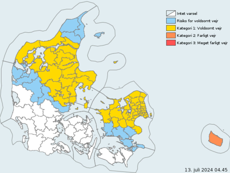 I de gule områder er der risiko for voldsomt vejr. I de orange risiko for farligt vejr.