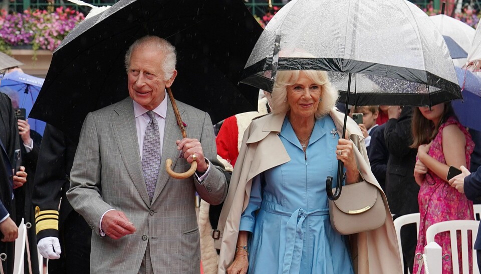 Kong Charles og dronning Camilla ses her under besøget på Jersey mandag.