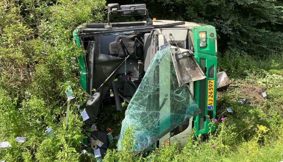 Skraldebilen ligger væltet i grøften.