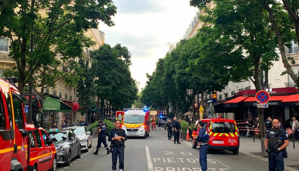 Tre mennesker er kommet alvorligt til skade, da en bilist påkørte gæster på en fortovscafé i Paris onsdag aften.