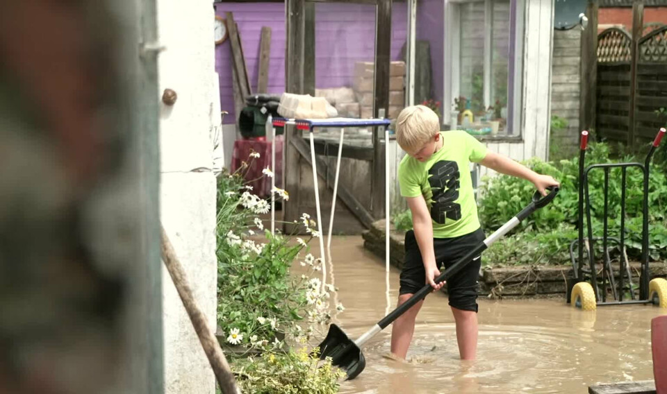 Her kæmpes der med at holde vandmasserne ude af Pia Hansens hjem i Thorsager på Djursland.