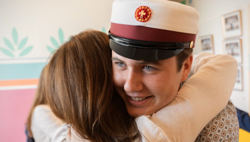 Kronprins Christian ønskes tillykke med huen af Dronning Mary.