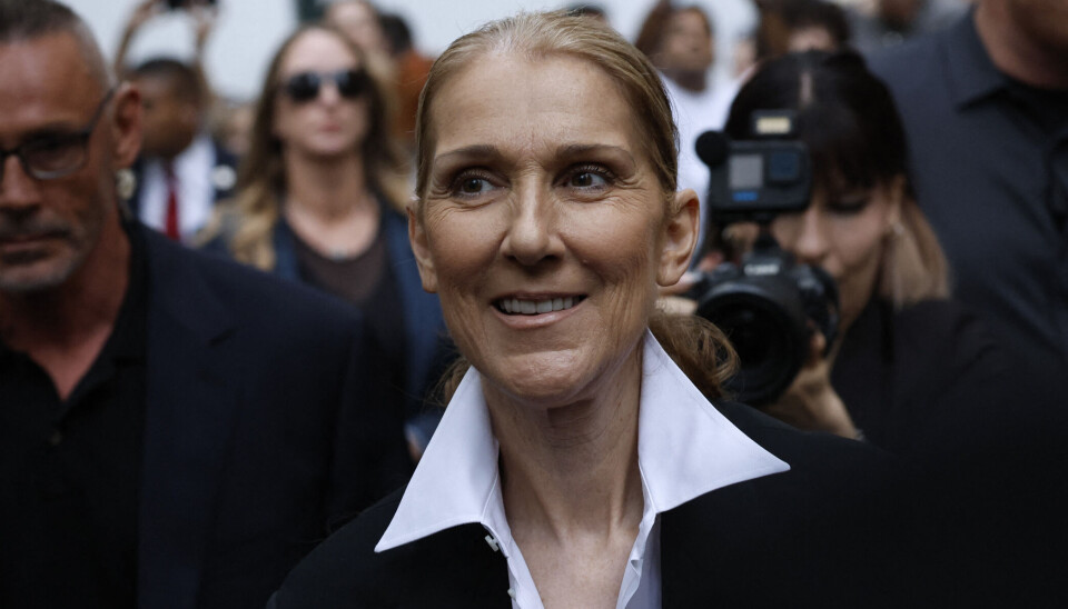 Celine Dion ses her, omringet af fotografer og fans, foran luksushotellet ' Le Royal Monceau' i Paris tirsdag.
