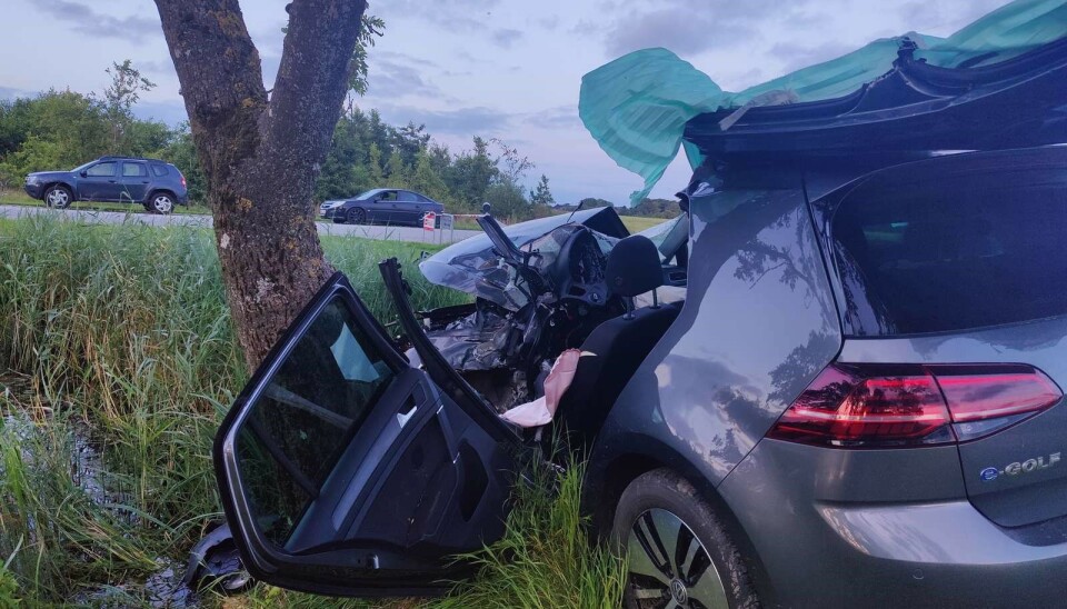 Den VW Golf, den 21-årige kørte i er totalskadet, men heldigvis overlever han selv ulykken.