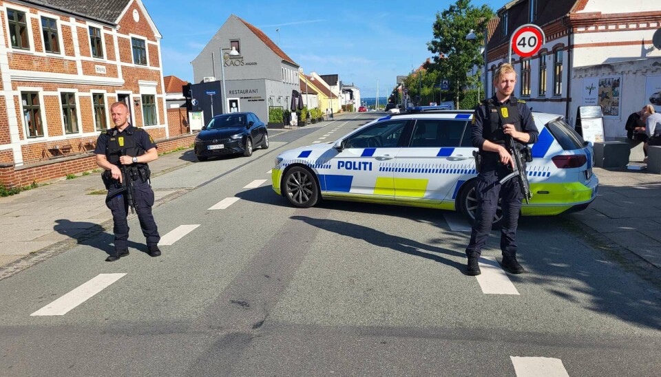 Fyns Politi er mandag formiddag massivt til stede i Lohals på Langeland med drone, helikopter, automatvåben og hunde - nu evakueres et mindre område.
