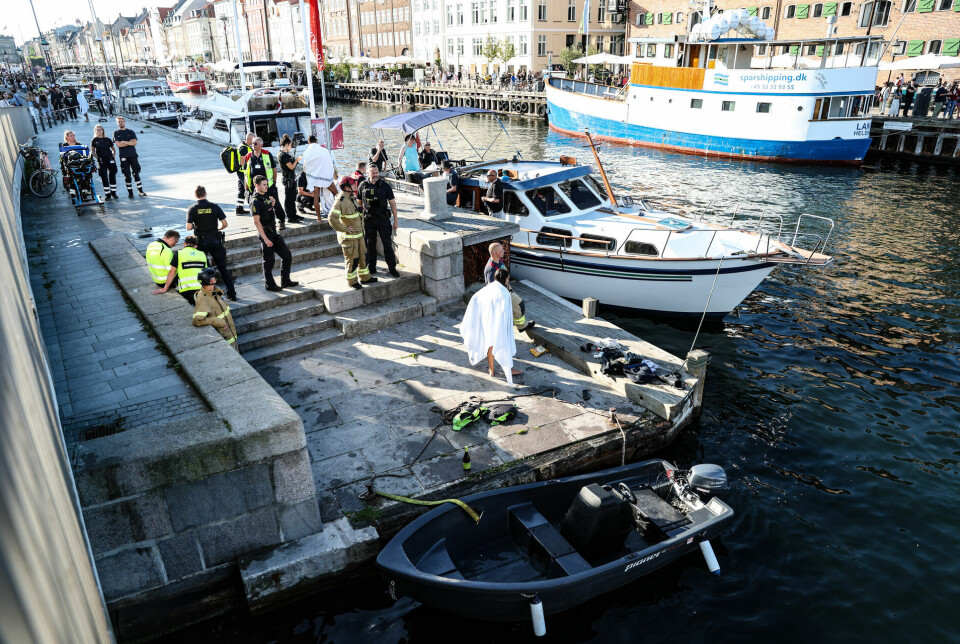 Fire personer røg i vandet, lød meldingen fra politiet iflg. eb.dk.