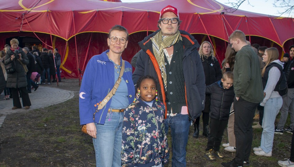 Pelle Hvenegaard og hustruen Caroline med adoptivdatteren Ukhona, ni til premieren på Cirkus Arena.