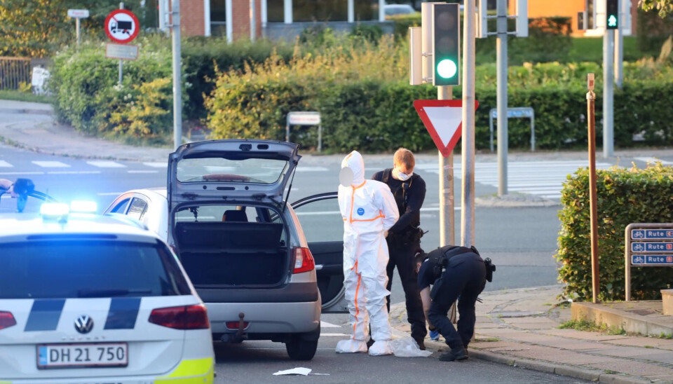 tre personer er ført væk i dna-dragter.