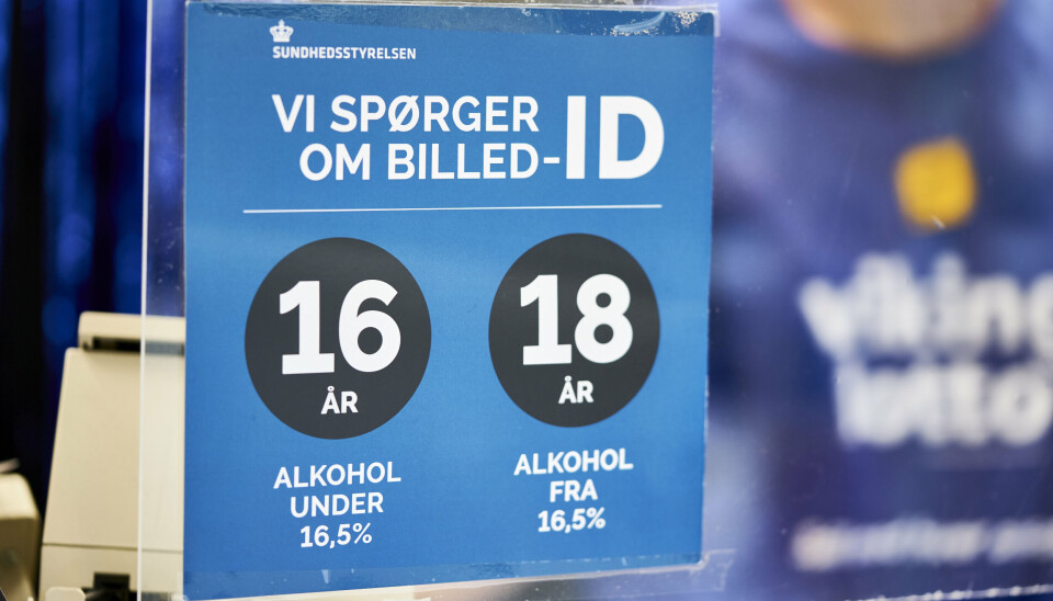 I dag skal man være over 18 år for at købe nikotin- og tobaksprodukter. Det skal man også, hvis man vil købe alkohol på over 16,5 procent. Alligevel sælger flere butikker ulovligt alkohol og tobaksprodukter til mindreårige, viser tal ifølge DR. (Arkivfoto).