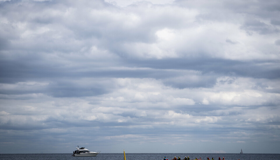 Weekenden byder på skyer og byger men også små pauser med sol. Her et billede fra Bellevue Strand i Klampenborg, fredag den 3. juli 2020.