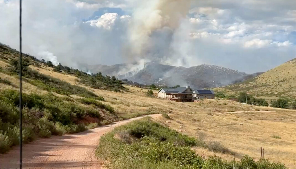 En røgsøjle rejser sig 30. juli 2024 fra Stone Canyon-branden nær Lyons i Boulder, Colorado.