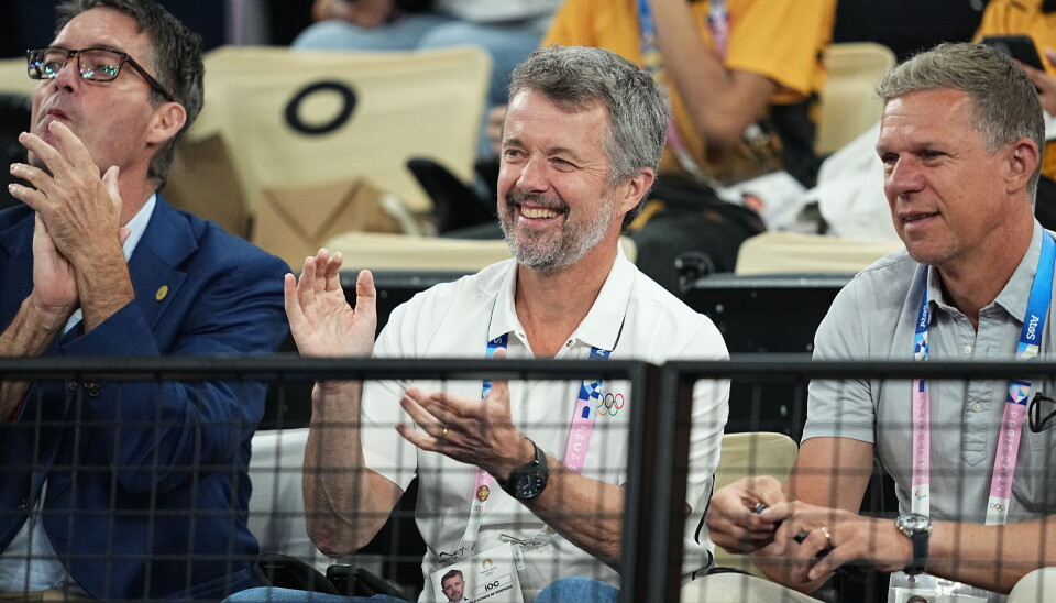 Kong Frederik på plads i OL-badmintonhallen i Paris.
