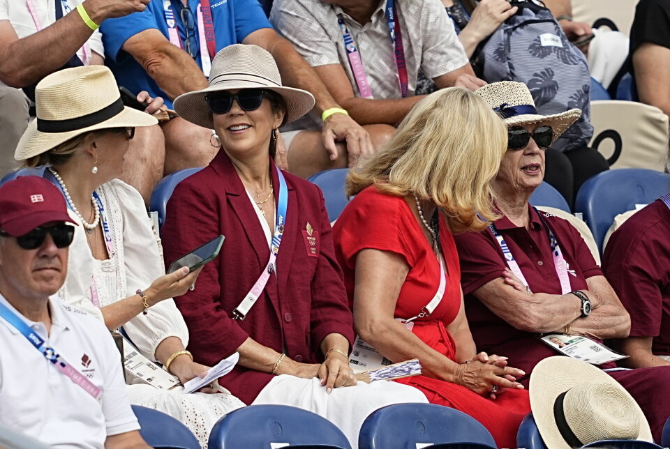 Dronning Mary og prinsesse Benedikte under i finalen i holdkonkurrencen i dressur ved OL i Paris lørdag den 3. august 2024.