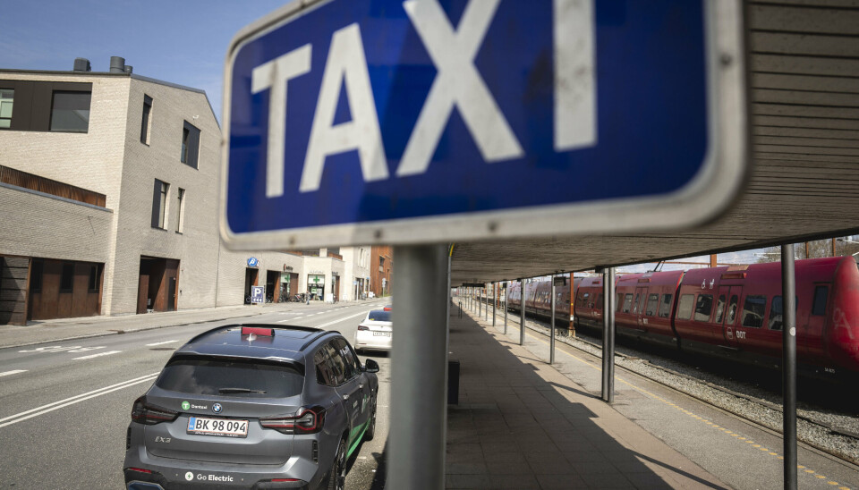 En taxachauffør skulle køre en kvinde hjem til Holbæk fra København, da han ifølge anklagemyndigheden krænkede hende. (Arkivfoto).