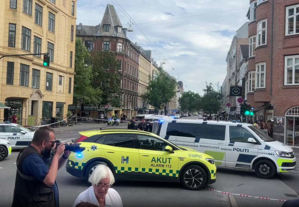 En person er ramt af skud.