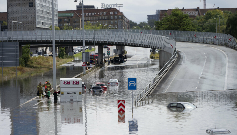 Kraftig regn ramte Lyngbyvejen i København søndag, hvor adskillige biler stod næsten helt under vand.