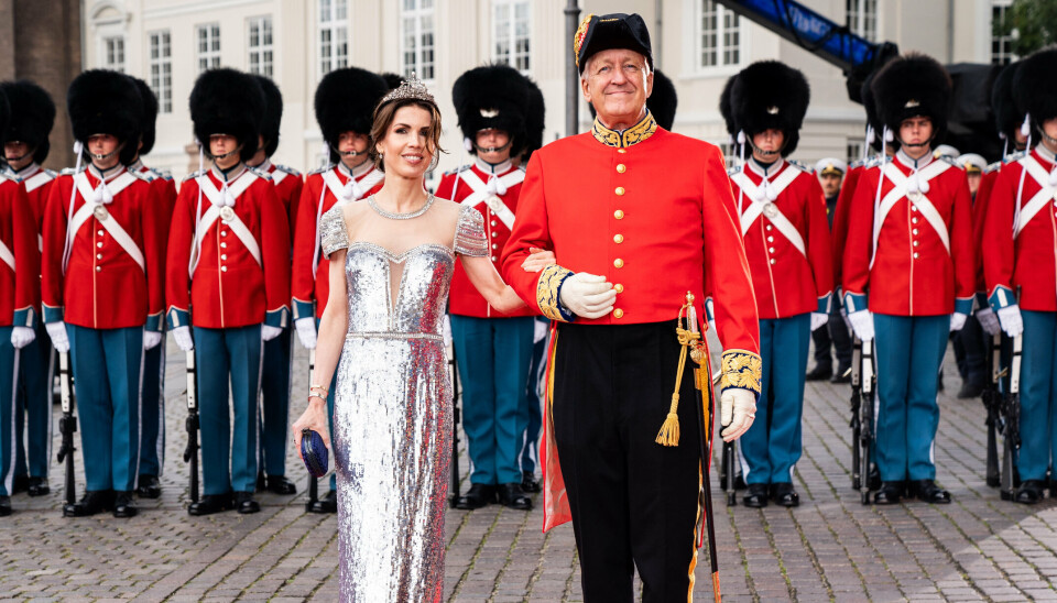 Kammerherreinde, baronesse og direktør Helle Reedtz-Thott ankommer til Det Kongelige Teater før en festforestillingen under fejringen af dronningens 50-års regeringsjubilæum i København i 2022. Ved hendes side er ægtemanden, baron Otto Reedtz-Thott.