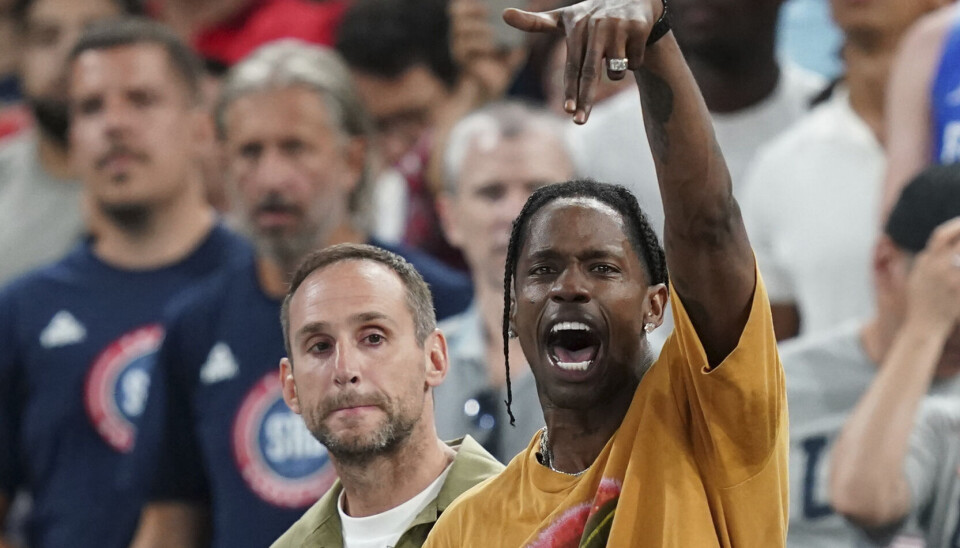 Travis Scott ses her i Bercy Arena torsdag aften under USA's møde med Serbien i mændenes OL basketball-semifinale.