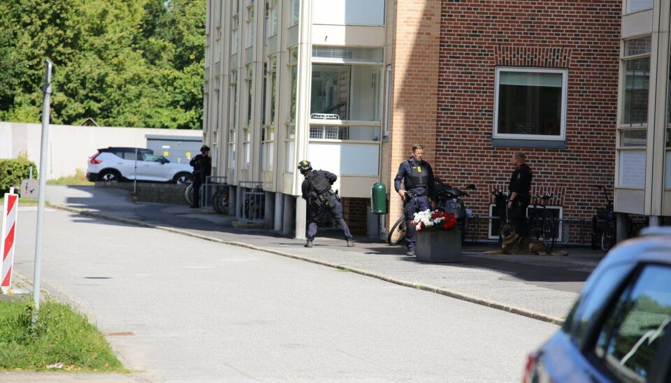 Betjentene tager ingen chancer under aktionen i Ø-Gadekvarteret.