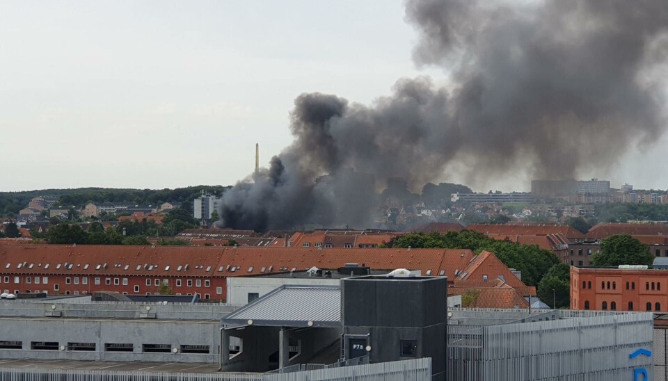 Det ryger kraftigt fra branden i svømmehallen i Aalborg tirsdag formiddag.