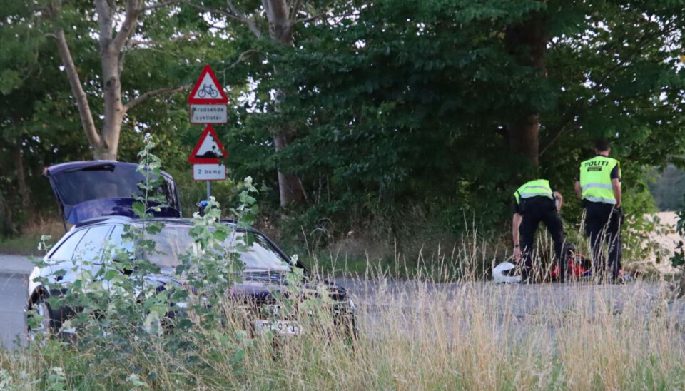 Betjente deltager i oprydningen af dele fra motorcyklen.