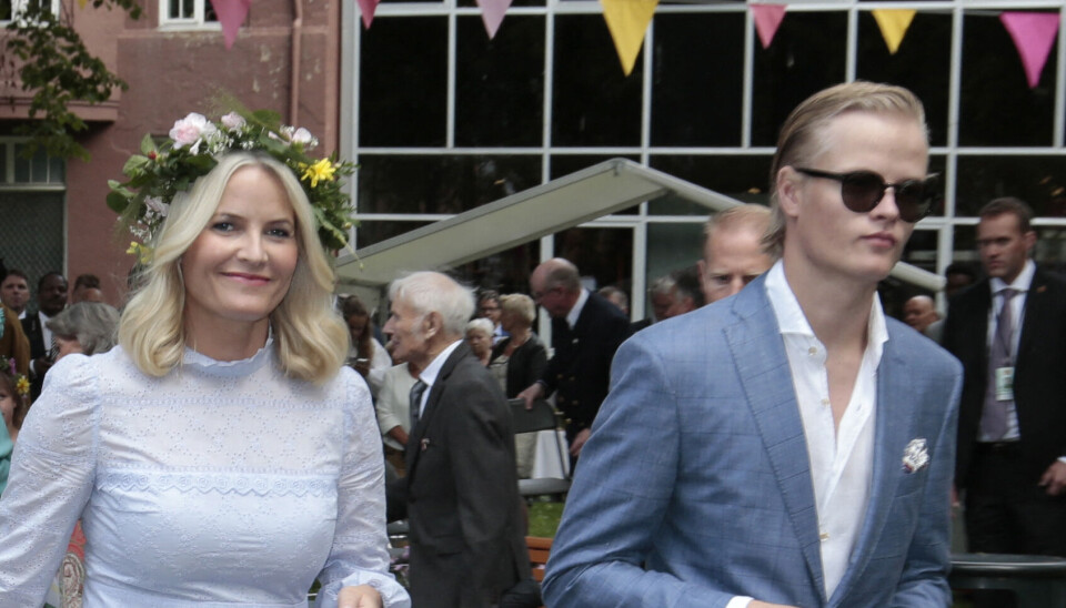 Kronprinsesse Mette-Marit ses her sammen med sin voldssigtede søn Marius Borg Høiby.