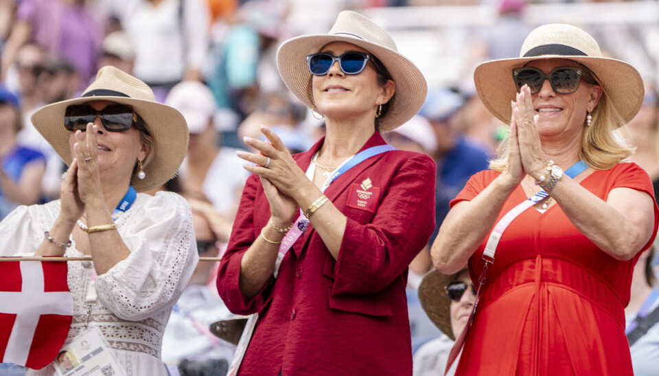 Mary ses her sammen med sine to gode veninder, Malou Skeel og Helle Trolle, ved dressurkonkurrencerne ved OL i Paris.