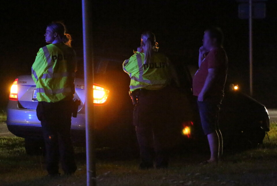 Ingen kom til skade, da bilen endte med at påkøre både en rundkørsel og et helleanlæg.