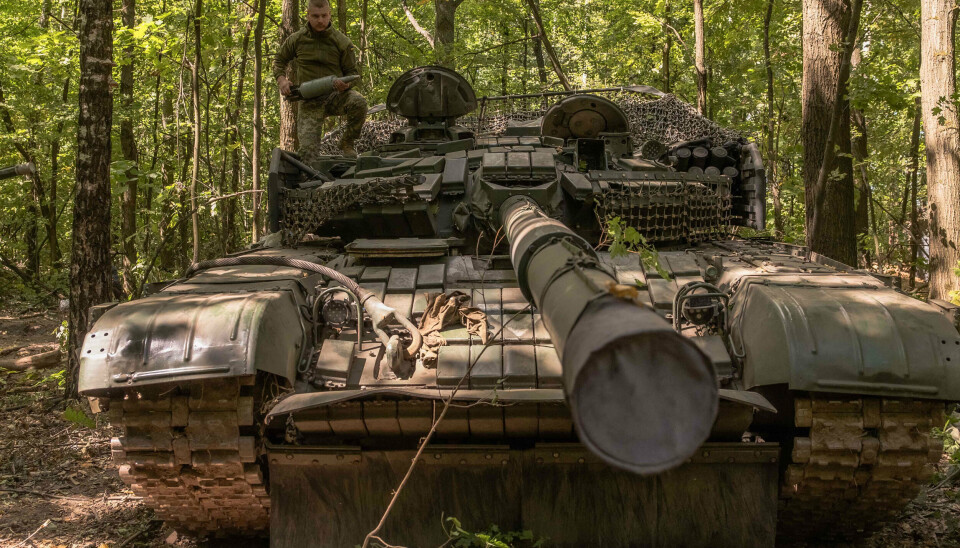 En ukrainsk soldat arbejder denne uge ved en kampvogn i grænseregionen Sumy tæt på Rusland og de områder, hvor Ukraine har indledt en offensiv.