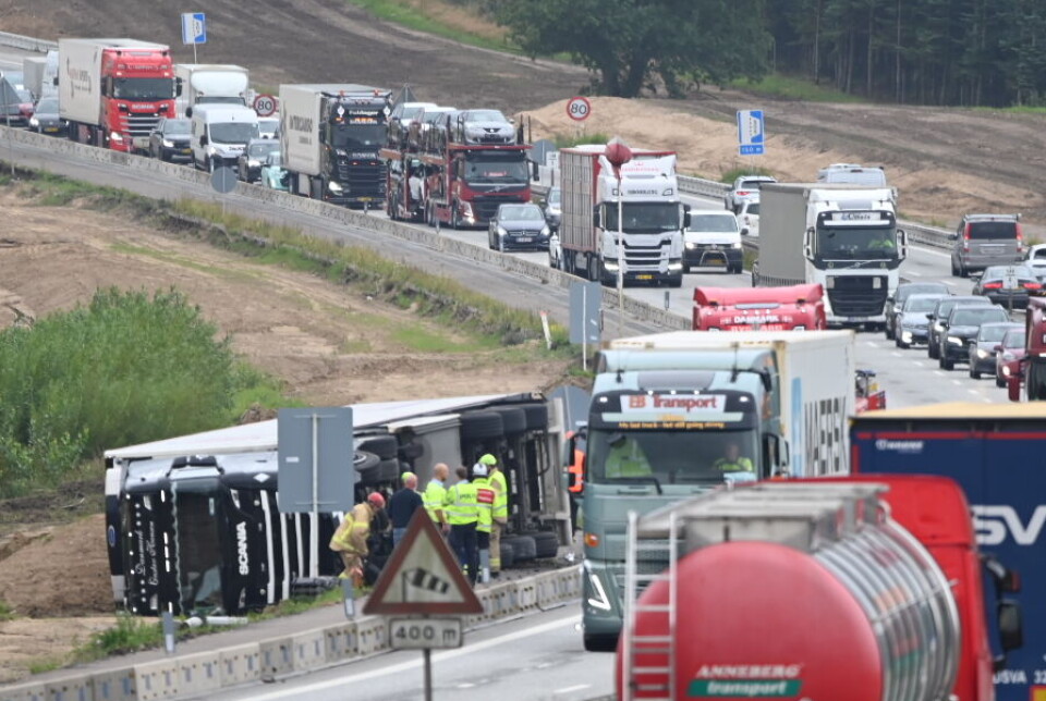 Der er lige nu lang kø på stedet, eftersom en lastbil er væltet.
