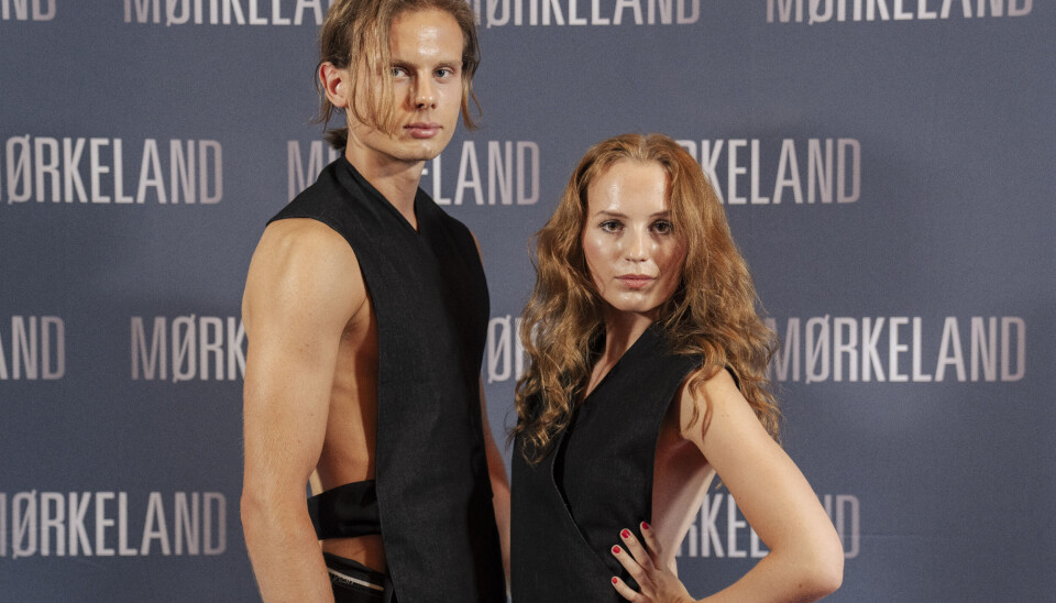 Skuespillerne Justin Geertsen og Flora Ofelia iført kreation af Søren Le Schmidt ved gallapremieren på 'Mørkeland' i Imperial.