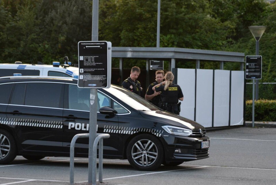 Betjente var til stede i området, men det står ikke klart, hvad der er sket.