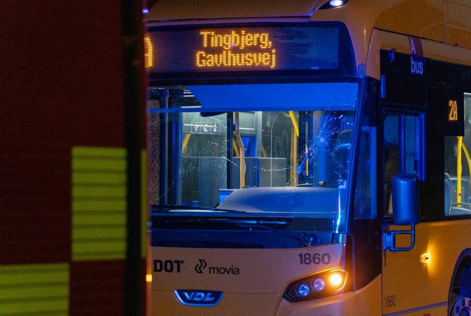 En kvinde er fredag aften blevet ramt af en bus.