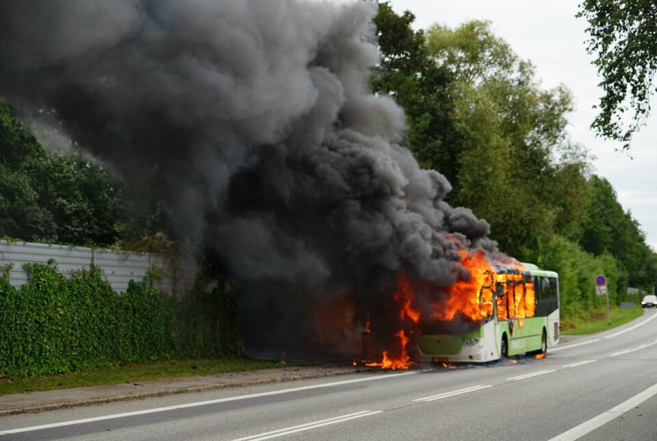 Passagerer nåede at komme ud fra en bus på Volderslevvej i Odense inden den brød i brand.