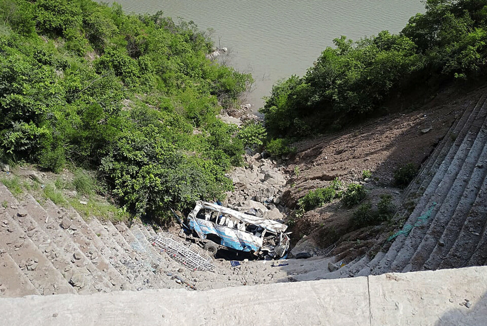 Et busvrag ses her efter at være faldet ned i en kløft i Pakistan nær byen Kahuta i Punjab-provinsen.