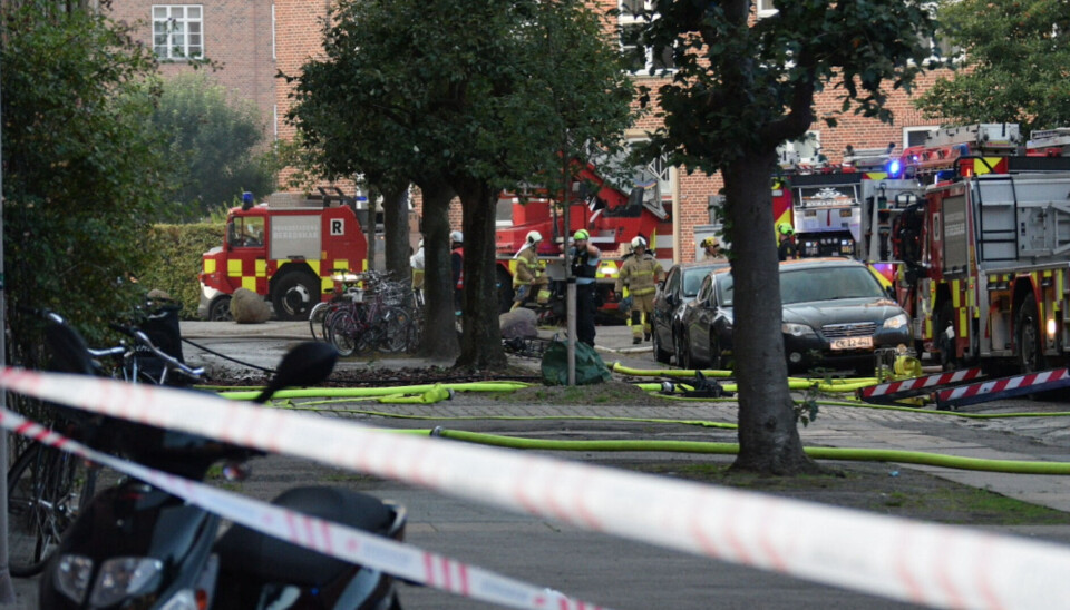 Brandfolkene kæmper ved 19.30-tiden med at nedkæmpe branden.