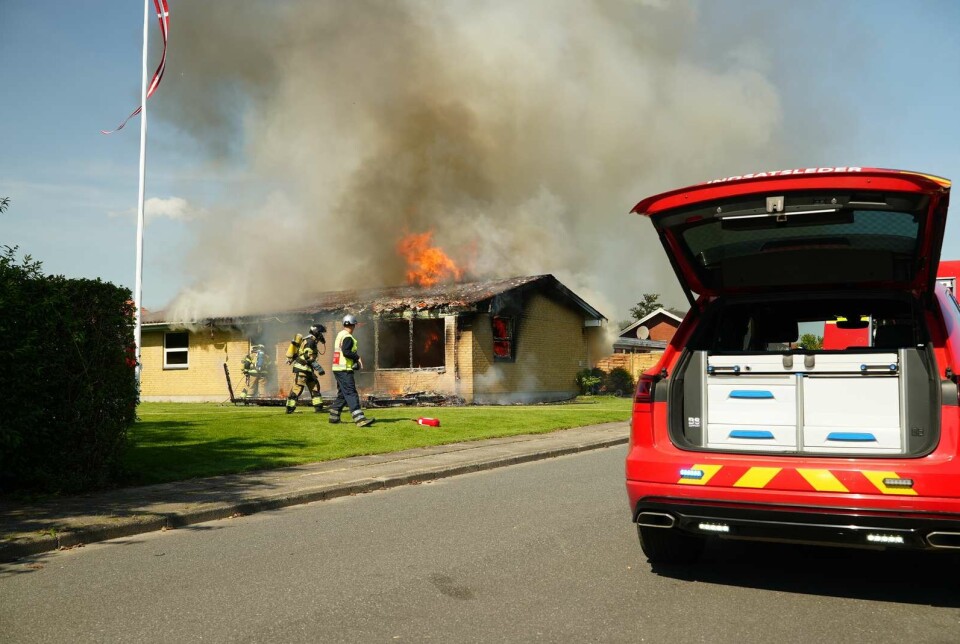 Der er udbrudt brand i et parcelhus i Korning ved Horsens, hvor politiet har udsendt en advarsel til beboerne.