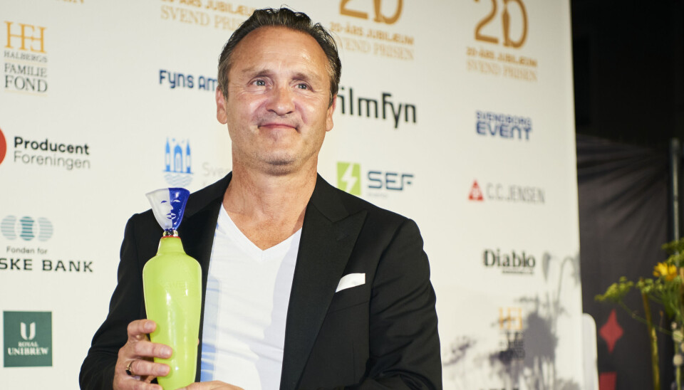 Lars Ranthe fungerede som Svend Prisens konferencier. Udover hæderen med 'Badehotellet' som han medvirker i, så modtog han den flotte statuette for 'Årets mandlige skuespiller' i filmen 'For fuld af kærlighed'.