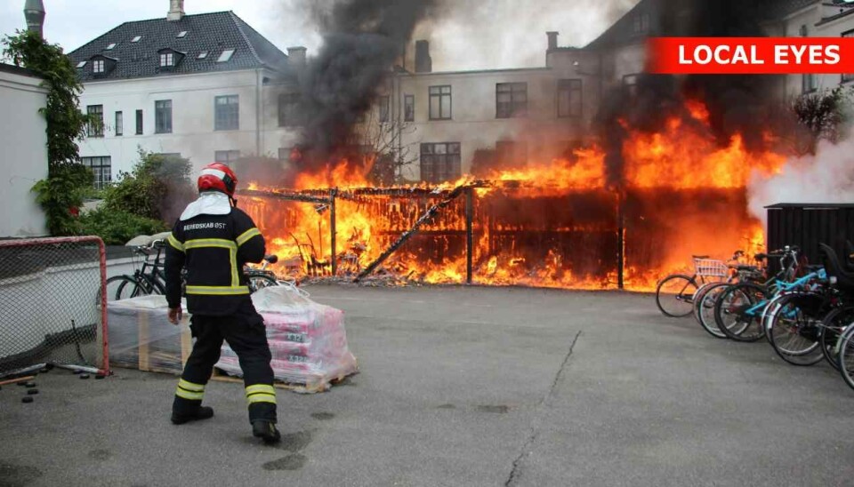 Branden opstod fredag middag klods op ad Klampenborg Station. Brand flammer og røg ved Klampenborg Station