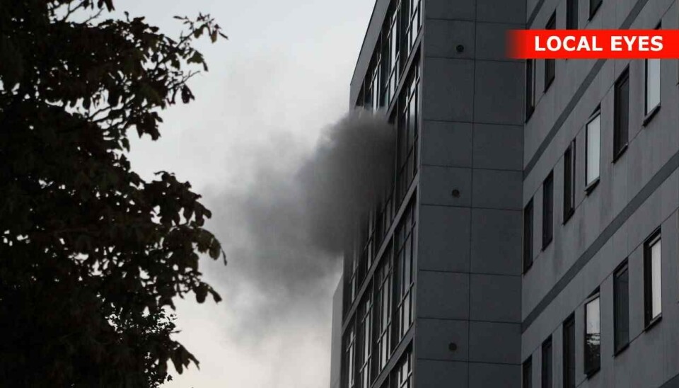 Det var en brand i fælleskøkkenet på femte sal på Herlev Kollegium, der fik brandvæsnet til at evakuere de unge beboere.