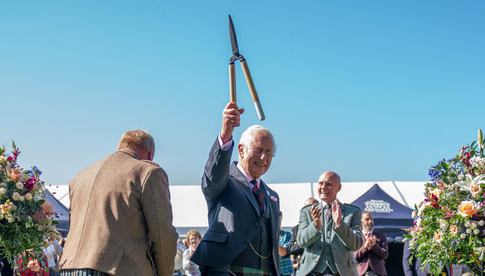 Der skulle nogle forsøg til, men så lykkedes det også for her triumferende Charles at vinde kampen mod det genstridige bånd.