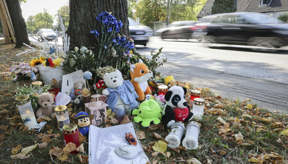 Bamser, breve og lys placeret på stedet i Hamburg, hvor den toårige mistede livet.