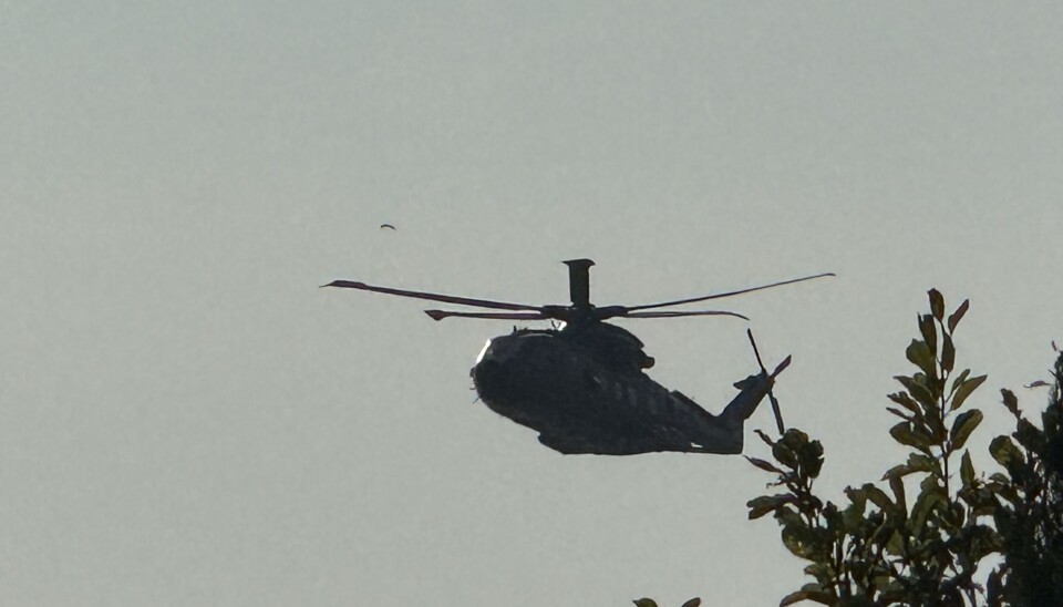 En redningshelikopter er i luften ved Arresø.